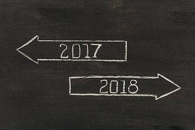 顶部视图箭头与 2017, 2018 年标志在黑暗的木桌面