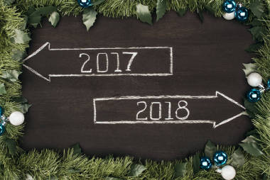 頂部視圖 2017年, 2018 年標(biāo)志與圣誕節(jié)裝飾在黑暗的木表面周圍