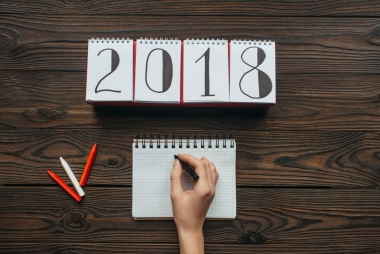 用鉛筆寫字的女性在木制桌面上的部分視角