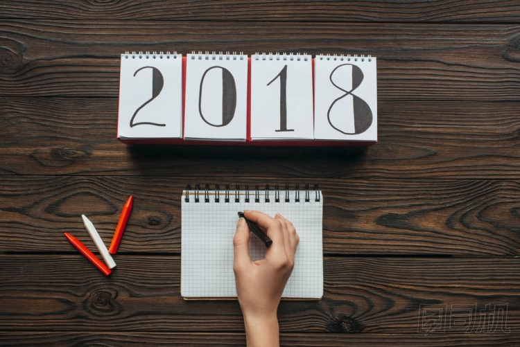 用鉛筆寫字的女性在木制桌面上的部分視角