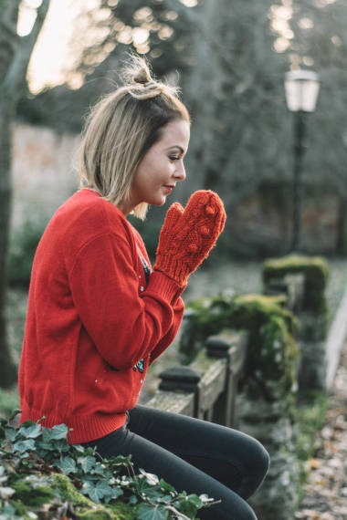 女孩在戶外許愿。公園里年輕女子的冬天畫像