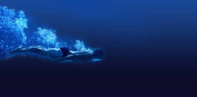 在蓝色的水中游泳的人照片