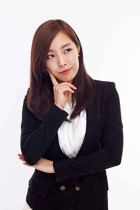 思维年轻亚裔女子照片