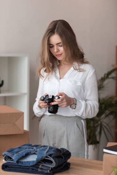 聚焦的企業(yè)家畫(huà)像在家庭辦公室的相片照相機(jī)在產(chǎn)品圖片