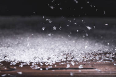 圣誕節(jié)冬天背景與雪下落在木表面