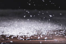 圣诞节冬天背景与雪下落在木表面