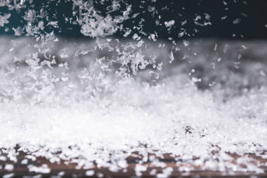 冬天背景雪下落在木表面照片