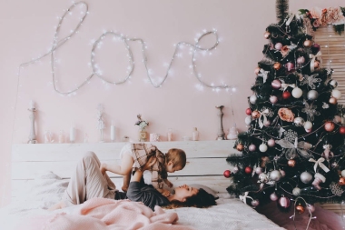 母親躺在床上與女兒