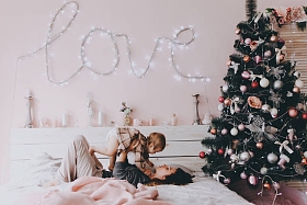 母亲躺在床上与女儿