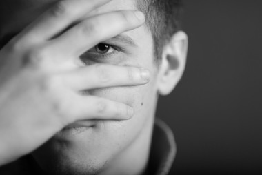 男子看著一只眼照片