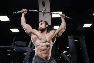 野蛮强健美运动男子与 d 的肌肉抽