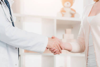 醫(yī)生和病人在臨床上握手的鏡頭