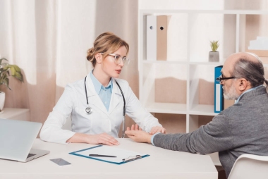 女性醫(yī)生檢查門診脈搏的側(cè)面觀察