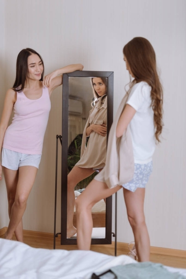 白种女孩显示亚洲朋友新衬衫近镜