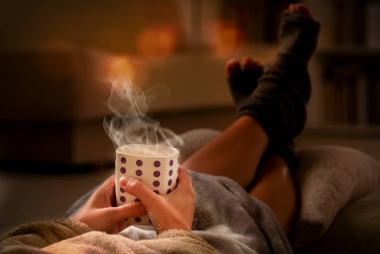 躺在沙發(fā)上喝酒的女人