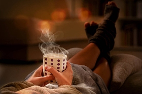 躺在沙发上喝酒的女人