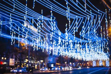 夜间在马德里的圣诞装饰品