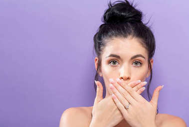 涵蓋了她的嘴里的年輕女子照片