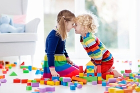 孩子们玩玩具积木。儿童玩具