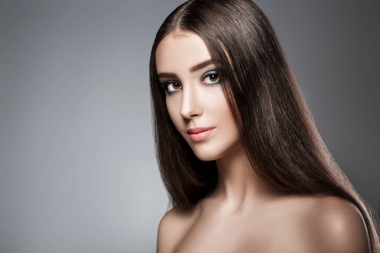 美麗的婦女與綠色晚上化妝