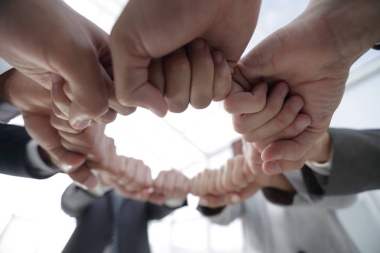 一群人手拉手圖片