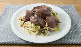 搅拌凝固的猪血炒豆芽图片