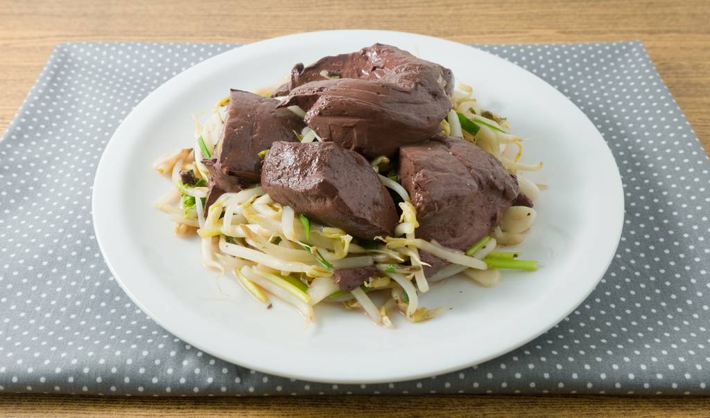 搅拌凝固的猪血炒豆芽图片 搅拌凝固的猪血炒豆芽图片