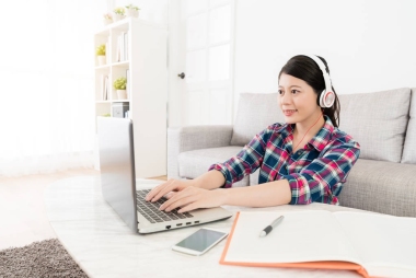 女大学生打字移动电脑图片