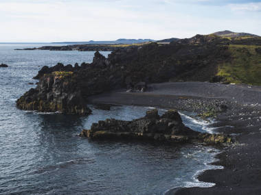 Dritvik Djupalonssandur, 冰島, 有深色懸崖的海岸線景
