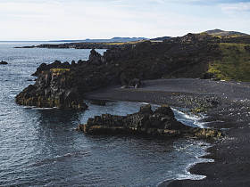 Dritvik Djupalonssandur, 冰岛, 有深色悬崖的海岸线景