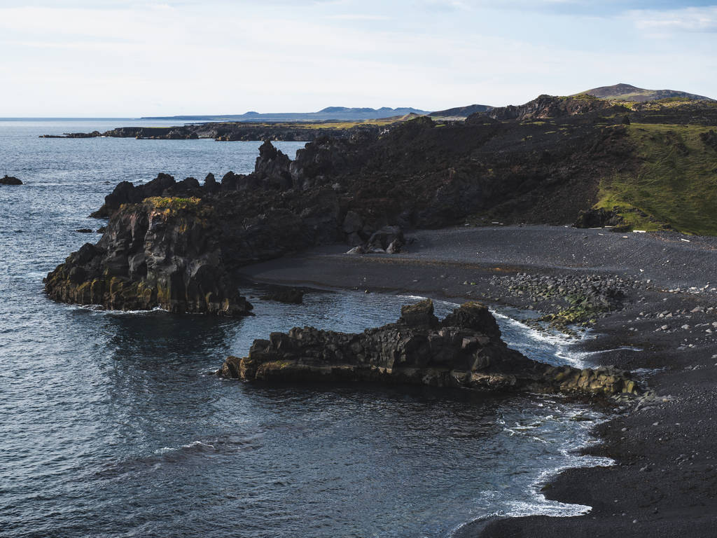 Dritvik Djupalonssandur, 冰岛, 有深色悬崖的海岸线景 Dritvik Djupalonssandur, 冰岛, 有深色悬崖的海岸线景