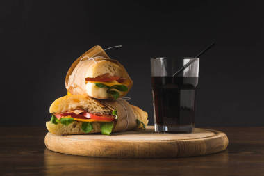 在砧板上的兩個三明治