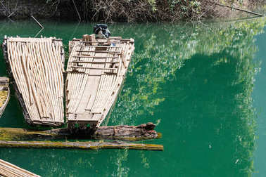 在姚照东兰坝或 Ratchaprapa, 素叻他尼泰国的码头等待的竹筏小船