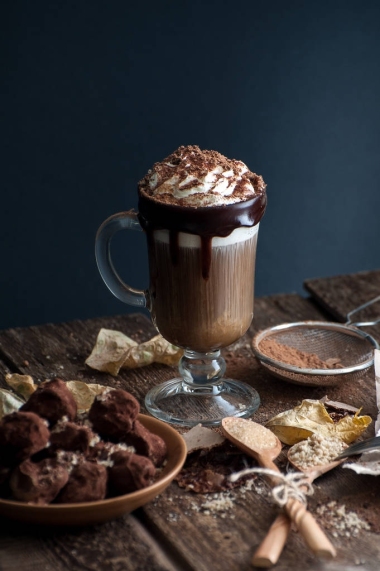 咖啡與奶油和邋遢的松露在一張老木