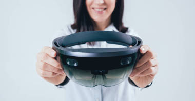 戴增強現(xiàn)實護目鏡的女人。工作室中的白色背景