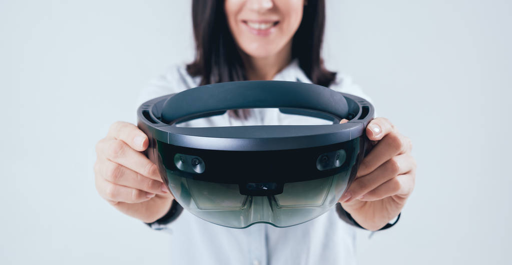 戴增强现实护目镜的女人。工作室中的白色背景 戴增强现实护目镜的女人。工作室中的白色背景