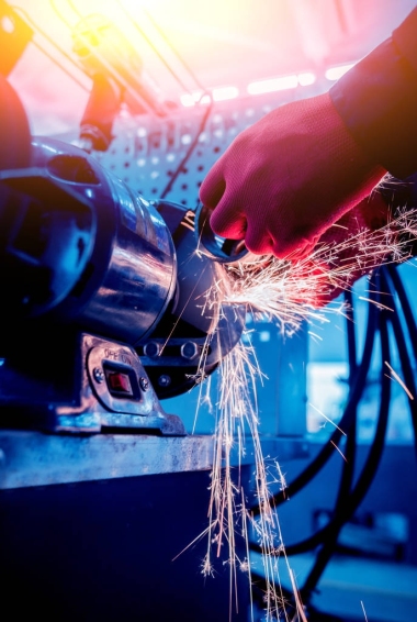 用照明效果對回轉圓上的汽車零件進行清洗