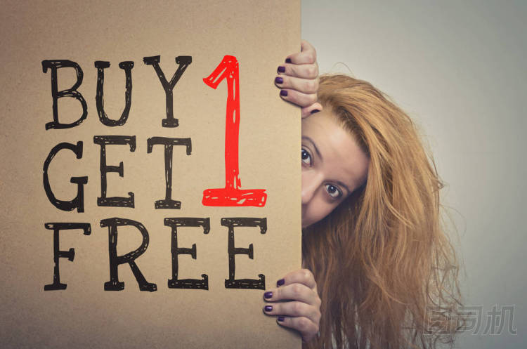 女人與長發(fā)偷看背后買1得到1免費廣告牌海報. 