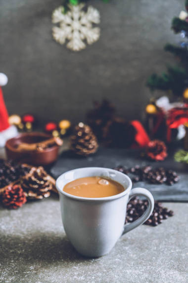 熱咖啡杯配圣誕裝飾