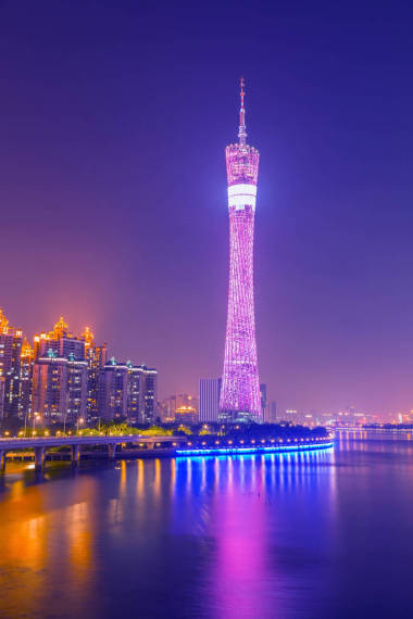 城市I的建筑景觀和美麗的滑雪板