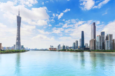 城市I的建筑景觀和美麗的滑雪板