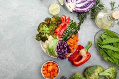 美味的健康碗午餐与蒸粗麦, 烤花椰菜和胡萝卜切成方块, 炸豌豆, 鳄梨和红白菜。简单的素食饮食概念。质朴的背景, 复制空间