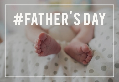 無法辨認(rèn)的嬰兒躺在床上的腳。父親