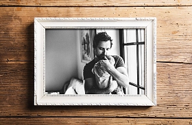 父亲抱着小女儿的照片。父亲