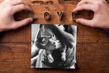 父親抱著他的小女嬰的照片。父親