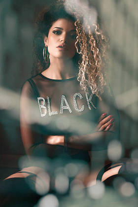 散城市背景下的华丽女性肖像双曝光