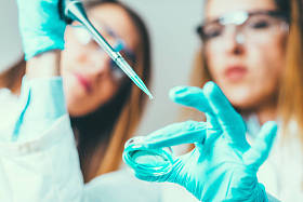 生命科学研究。技术员使用微型吸管