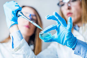 生命科学研究。技术员使用微型吸管