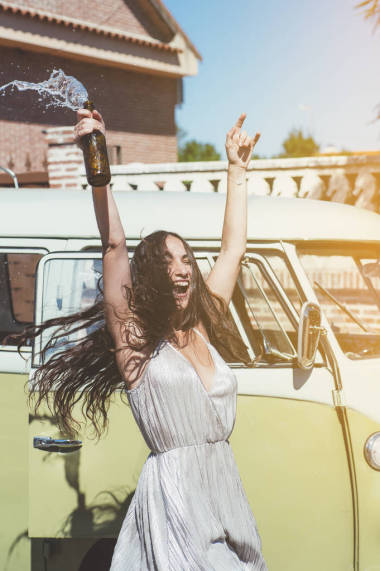 年輕的女人在車旁慶?？鞓?>
                        </a>
                        <div   id=