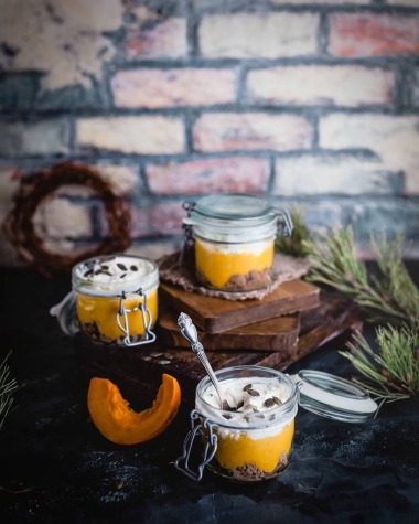 檸檬果凍甜點與牛奶的特寫, 奶油汁在三玻璃與南瓜在木桌上